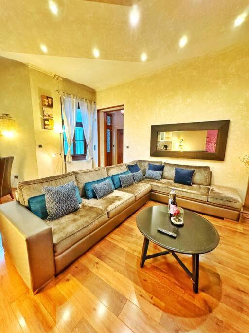 Ultra Central Apartment / 10 Ppl Budapest Bagian luar foto