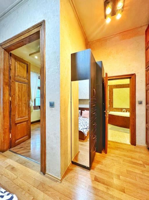 Ultra Central Apartment / 10 Ppl Budapest Bagian luar foto